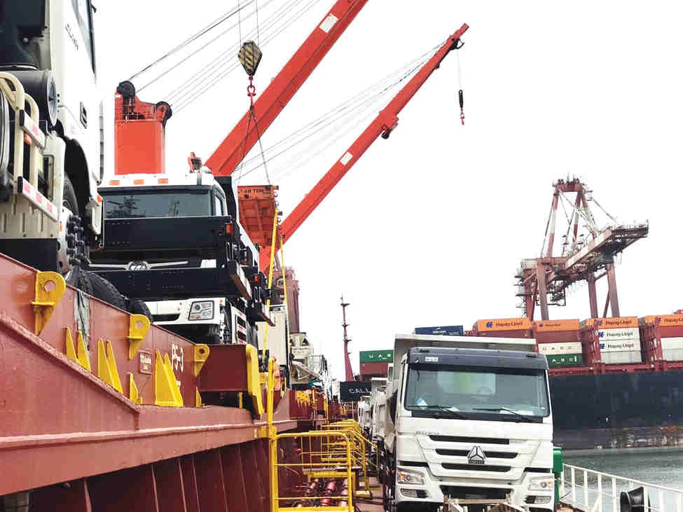 Operación de carga rodante con grúas a bordo de un buque