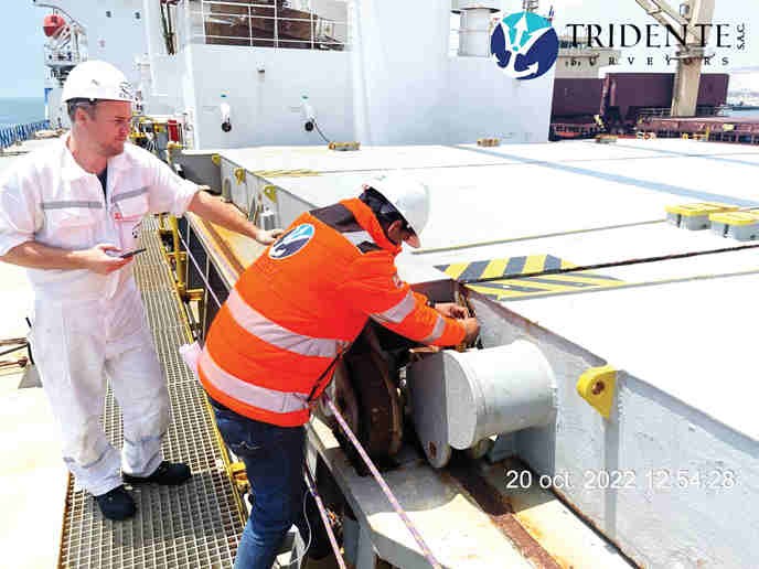 Personal realizando controles de survey a bordo